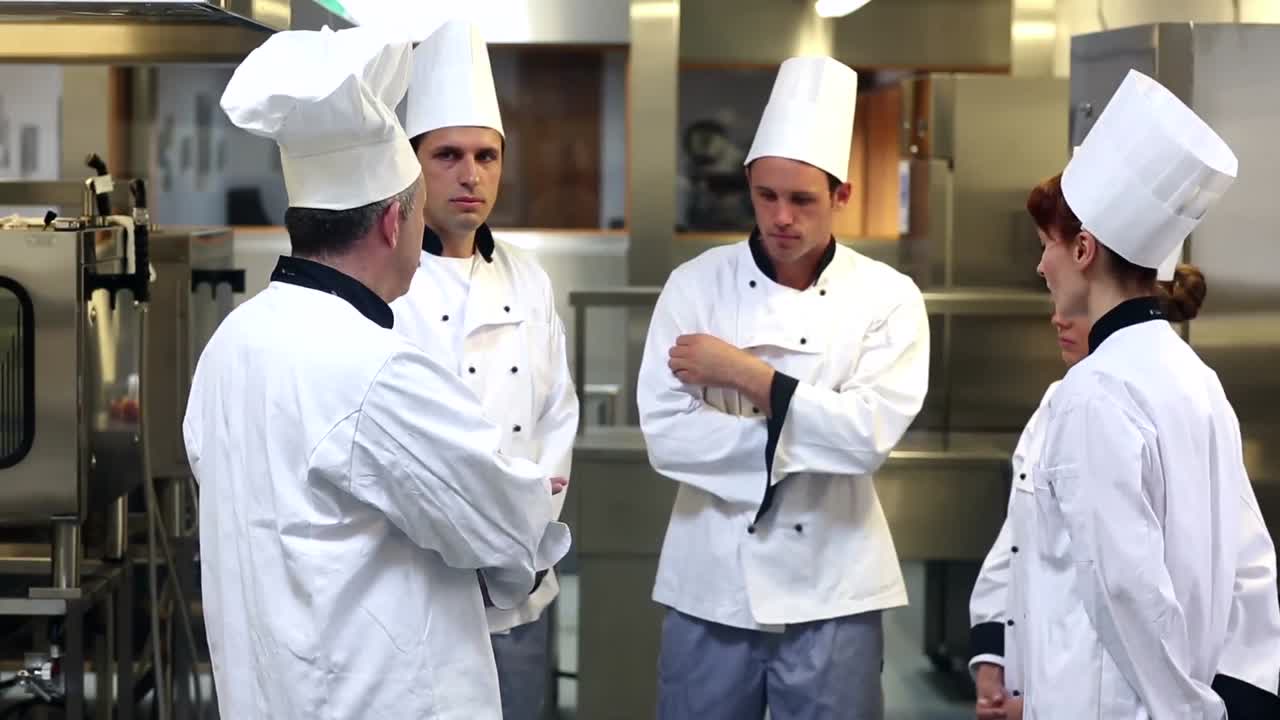 jefe de cocina dando órdenes a su equipo