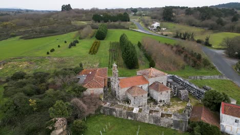 Vista-Aérea-De-La-Iglesia-De-Santa-Uxía-De-Eiras,-Exuberante-Entorno-Gallego,-San-Amaro