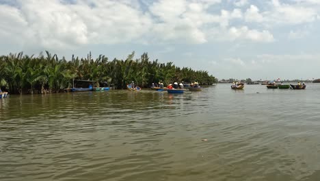 Turistas-En-Botes-Tradicionales-Vietnamitas-En-El-Río-Thu-Bon,-Vietnam