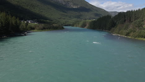 primer plano aéreo del río otta