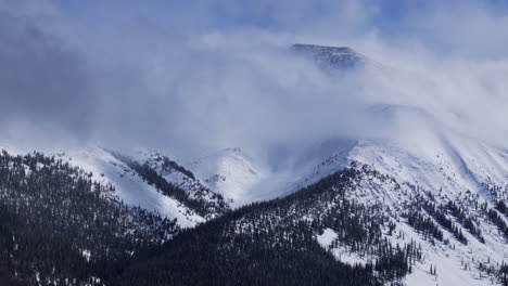 Hinterland-Blauer-Himmel-Nebel-Wolkenboreas-Bergpass-Breckenridge-Colorado-North-Fork-Tiger-Road-Luftdrohne-Filmisch-Kahler-Berg-Keystone-Winter-Frischer-Schnee-Tagsüber-Kreis-Rechts-Bewegung