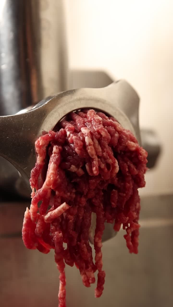 Frisch gewolftes Fleisch, das aus einem Fleischwolf kommt