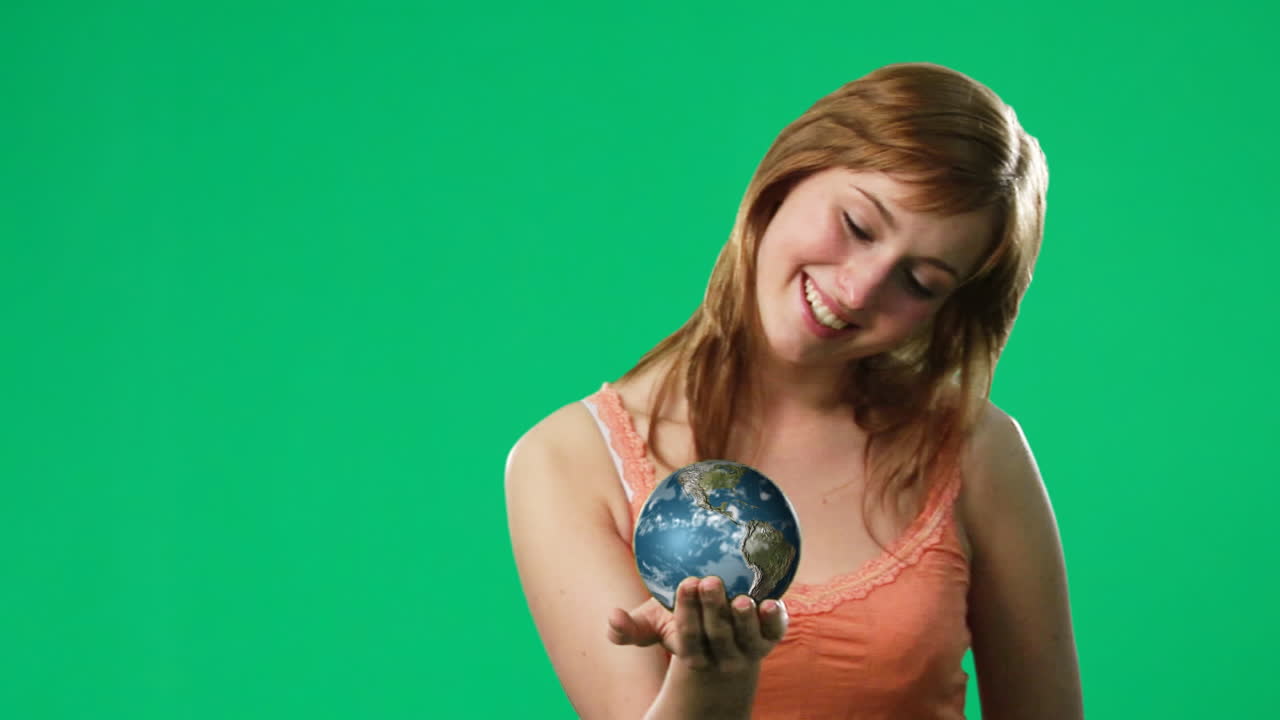 mujer con un globo en la mano