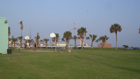 Vista-Del-Parque-De-La-Ciudad-Frente-A-La-Costa-De-La-Playa-De-Galveston-En-Galveston,-Texas