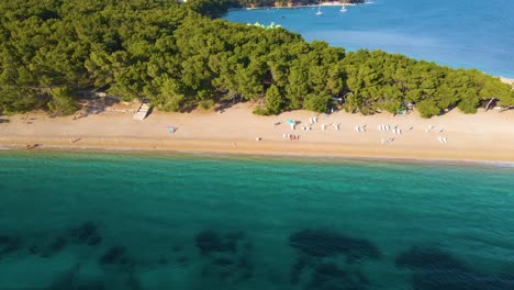 Franja-Costera-De-Una-Ciudad-Turística-En-Croacia-En-El-Mar-Adriático