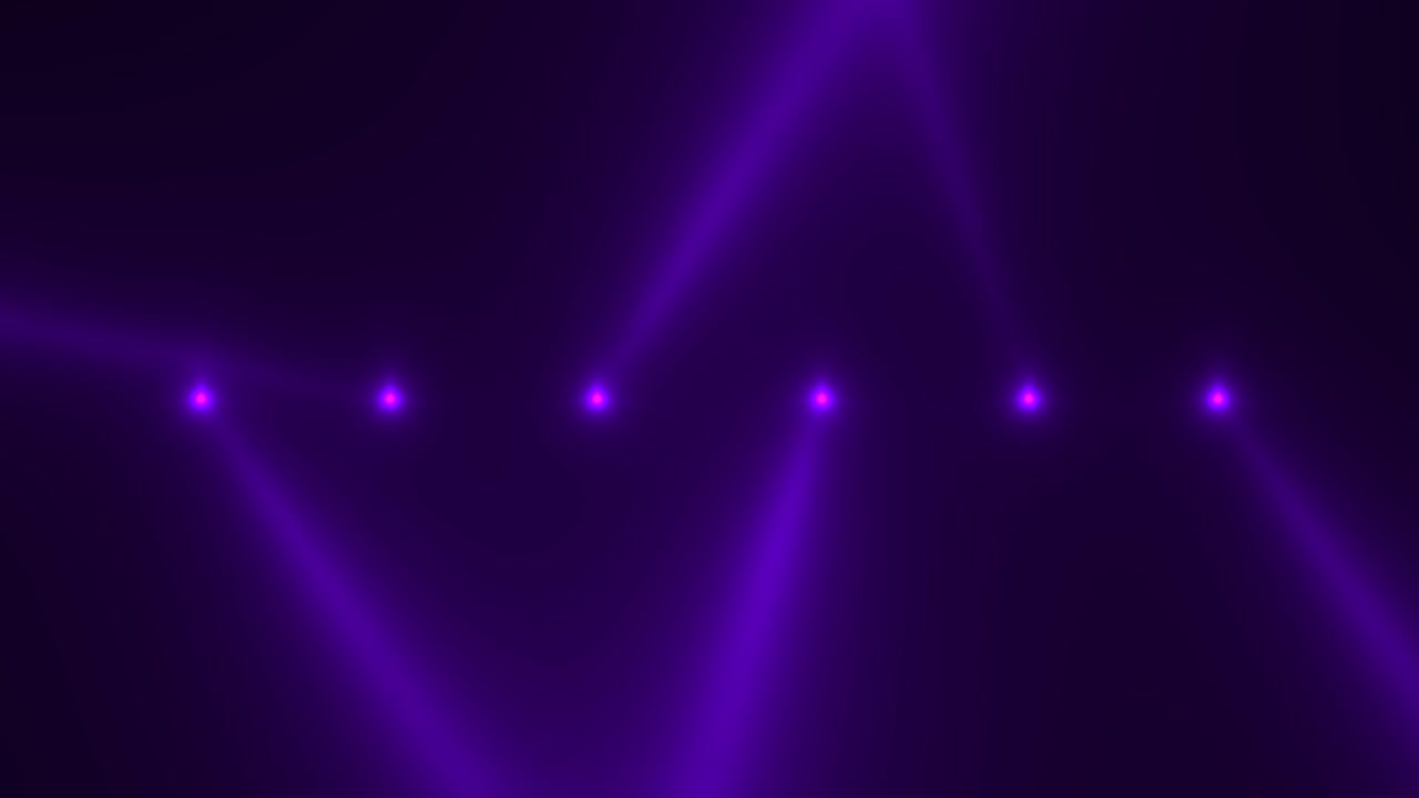 haces de luz púrpura brillante en el escenario