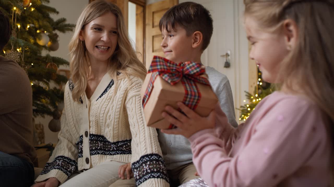 집 에서 크리스마스 선물 을 나누는 가족