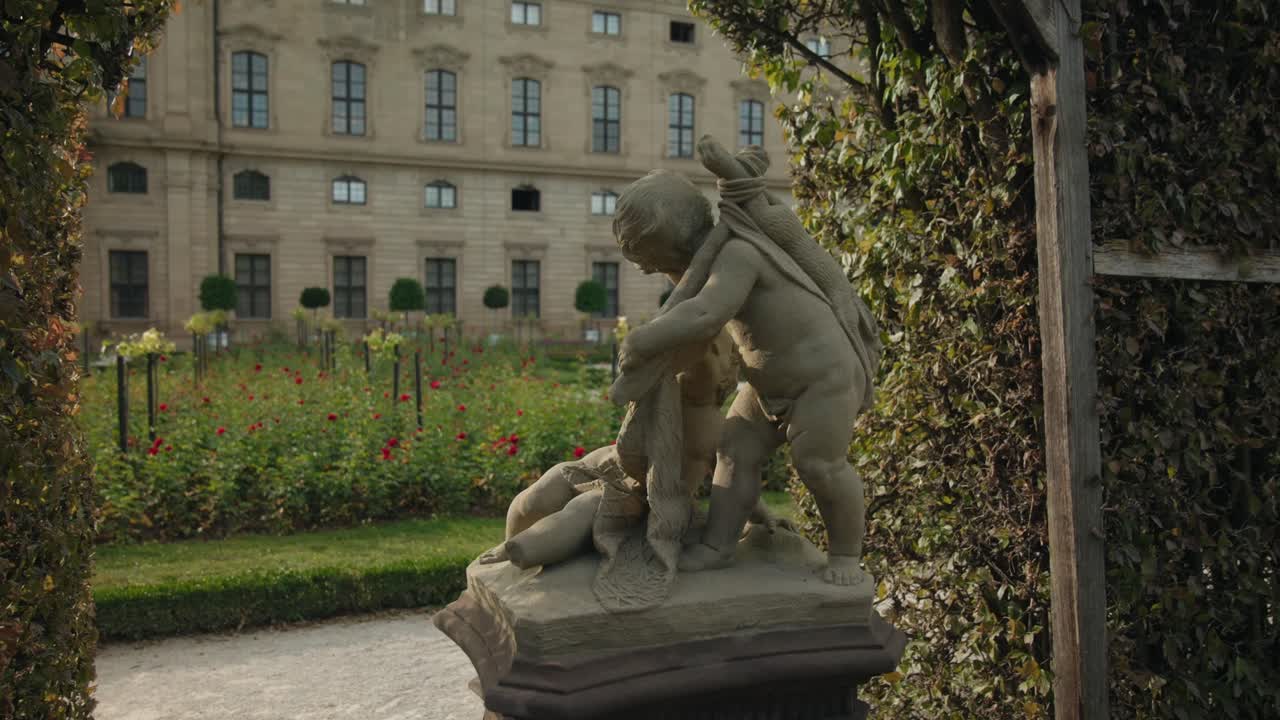 뷔르츠부르크 레지던스 정원에서 함께 일하는 어린 아이들의 돌 조각