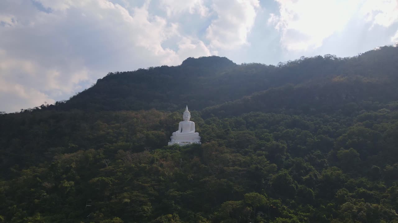 luang por khao, wat theppitak punnaram, un metraje de 4k hacia este punto de referencia de una estatua gigante de buda blanca en pak chong, tailandia