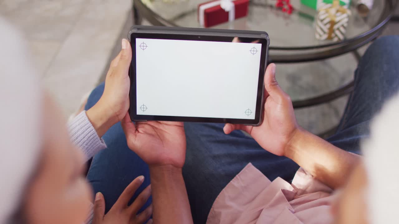 feliz pareja afroamericana con sombreros de santa teniendo llamada de video de tableta con espacio de copia