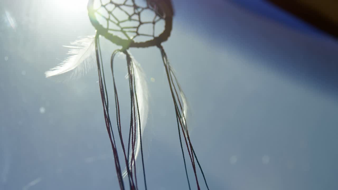 밴 4k에 매달린 밴 펜던트의 클로즈업