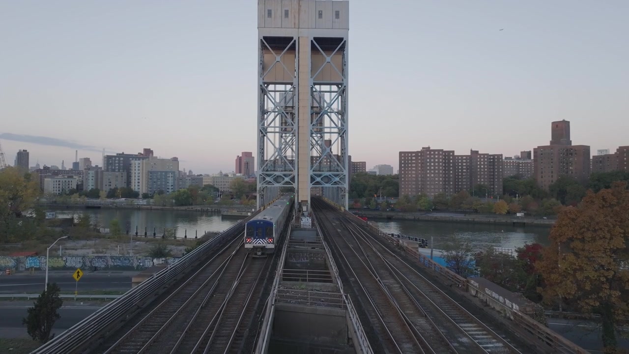 Quang cảnh từ trên không của một chuyến tàu đi lại đến Thành phố New York. Chụp vào mùa thu lúc bình minh
