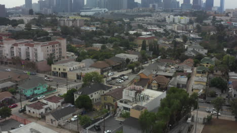 Luftaufnahme:-Blick-Auf-Den-Highway,-Dann-Neigung-Nach-Downtown-Los-Angeles,-Kalifornien-Mit-Palmen,-Bewölkt