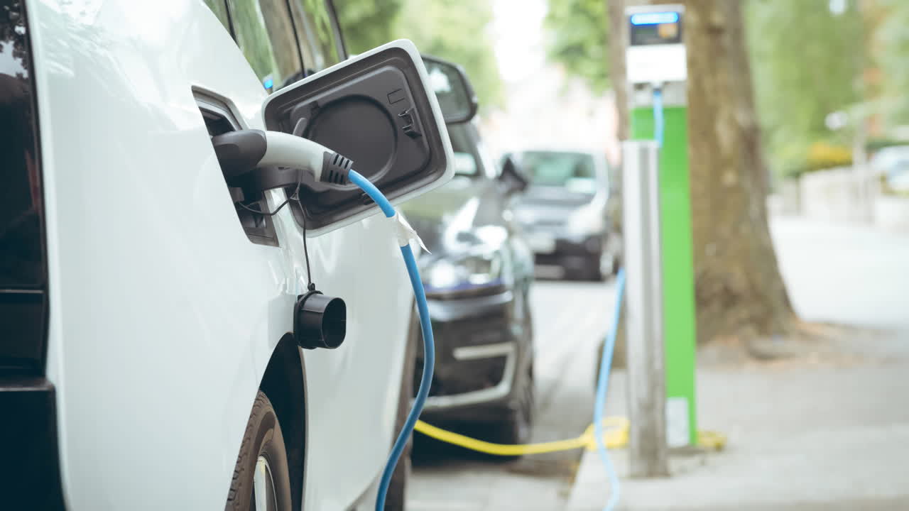 Elektrikli araç şarj istasyonunda şarj olan elektrikli araba.