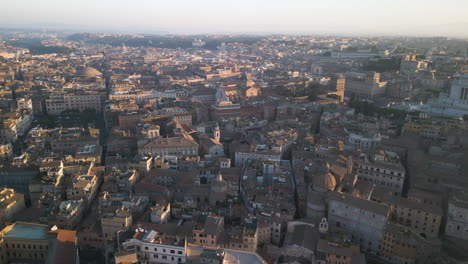 Vista-Aérea-Panorámica-De-La-Luz-Del-Atardecer-A-Través-De-Casas-Históricas-Del-Jardín-Naranja-Italia