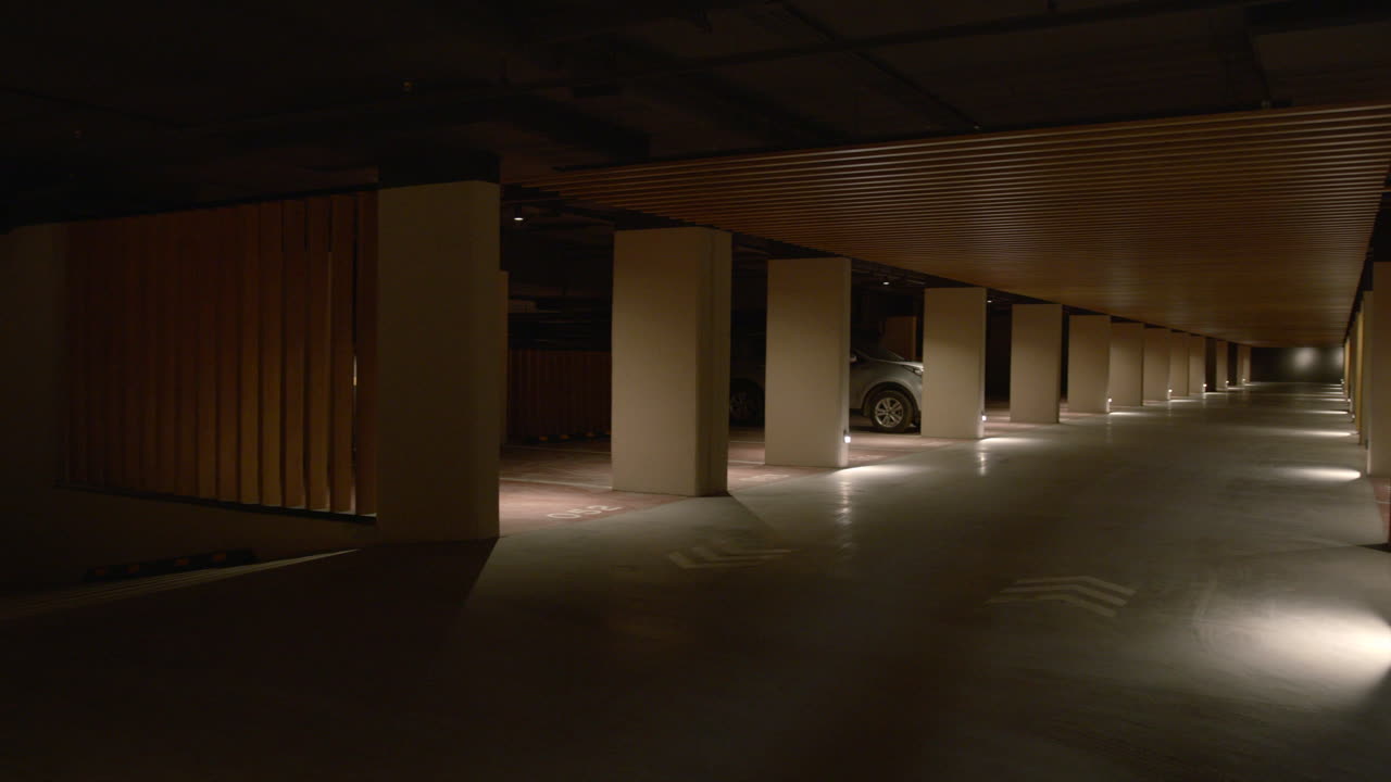 밤에는 현대적인 지하 주차장