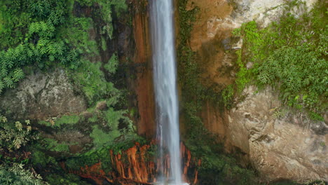 tomada aérea cinematográfica de la cascada natural de ribeira quente en sao miguel en las azores - portugal