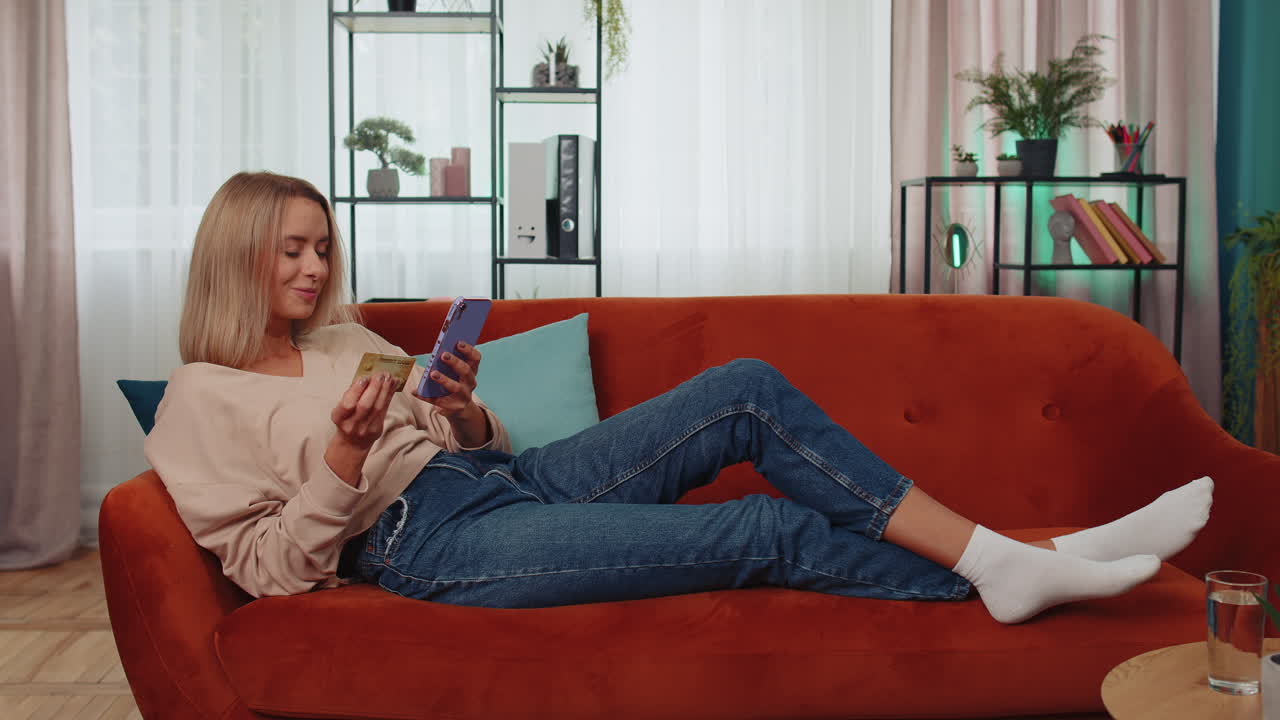 쇼핑 중독자 소녀는 신용 카드와 스마트폰을 사용하여 돈을 전송하고 온라인 쇼핑을 구매합니다.
