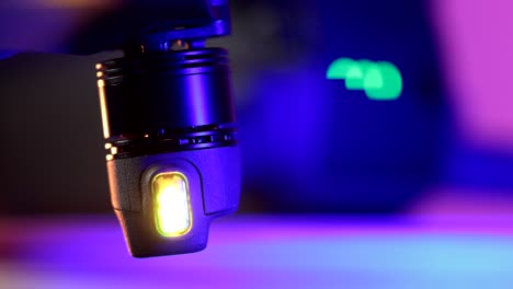 luz de seguridad parpadeando bajo la hélice de un dron profesional, primer plano vista macro