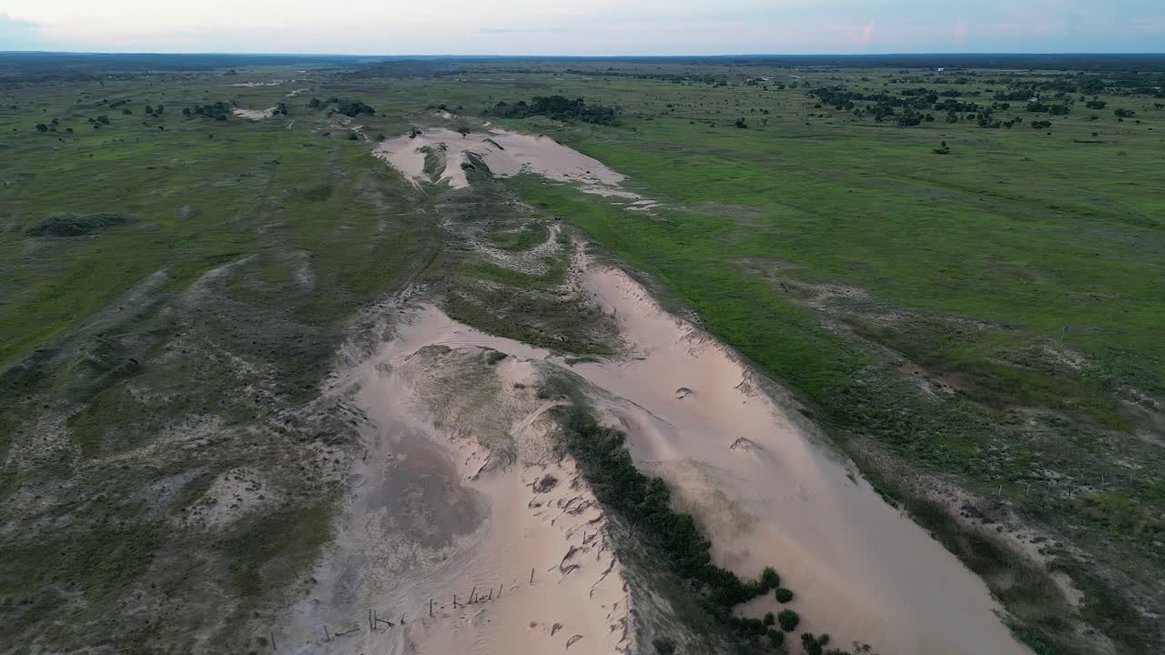 자연 항공기는 볼리비아의 솔레레구아의 풀 모래 언덕 위를 회전합니다.