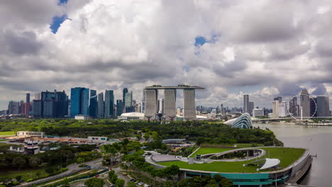 vuela hacia el hotel marina bay sands con fondo de hiperlapso de nubes