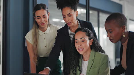 Revisión-De-Mujeres-Portátiles,-Trabajo-En-Equipo-Grupal-Y-Diversidad