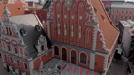 Lettland---Europäisches-Religiöses-Kirchengebäude,-Mitesserhaus-In-Riga