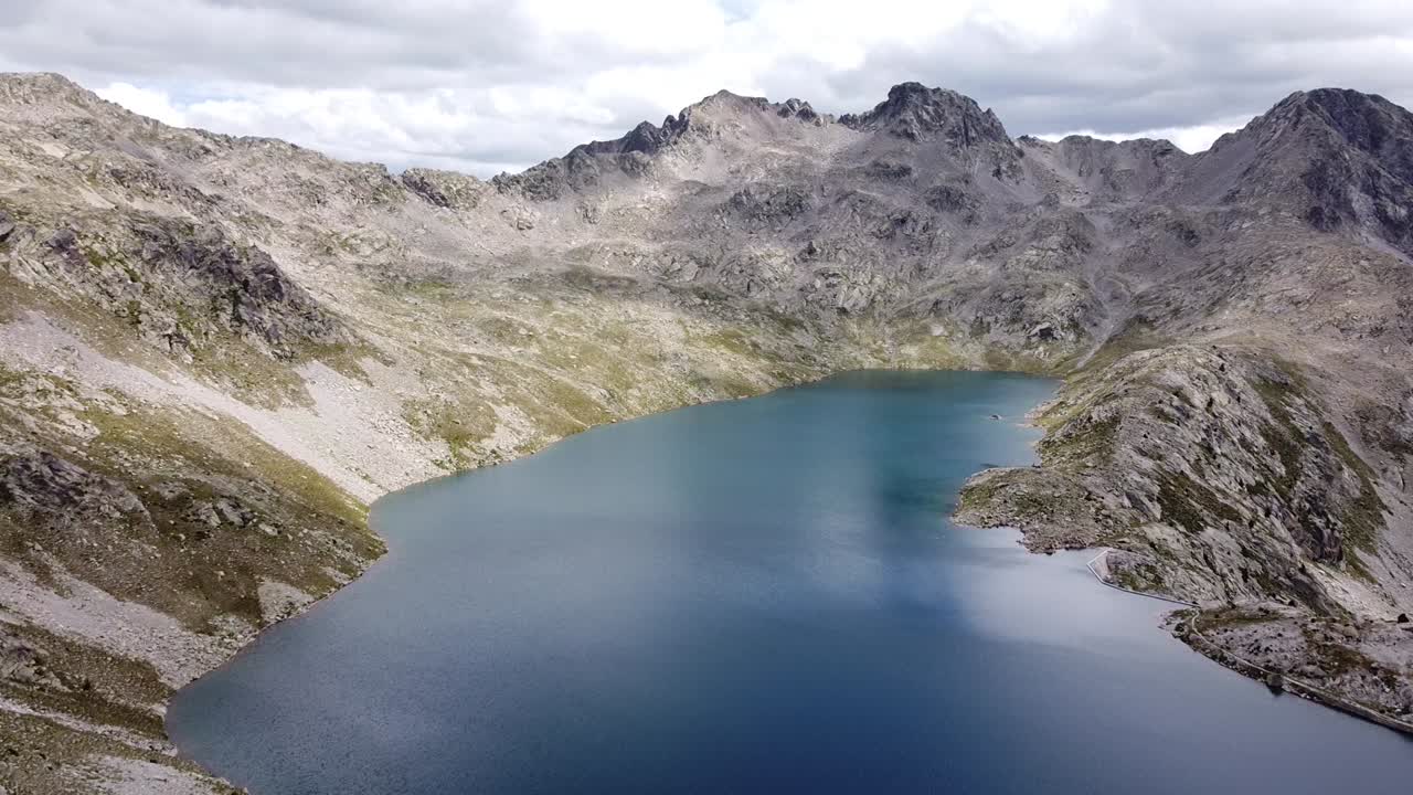 lago brazato en los pirineos españoles, panticosa, huesca, aragón, españa - vista aérea de drones
