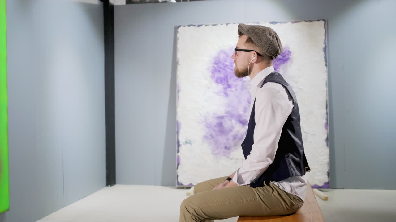갤러리에서 추상 예술을 보는 남자