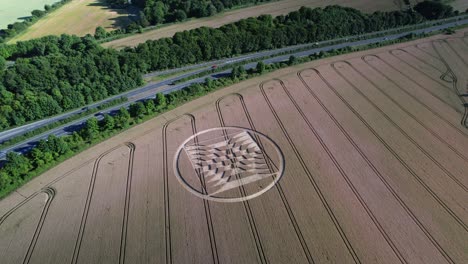 Los-Drones-Tomaron-Un-Video-Aéreo-De-Los-Círculos-De-Las-Cosechas-En-La-Estación-Micheldever-Del-Reino-Unido-De-Un-Campo-De-Grano-Amarillo-Mientras-Había-Tráfico-Denso