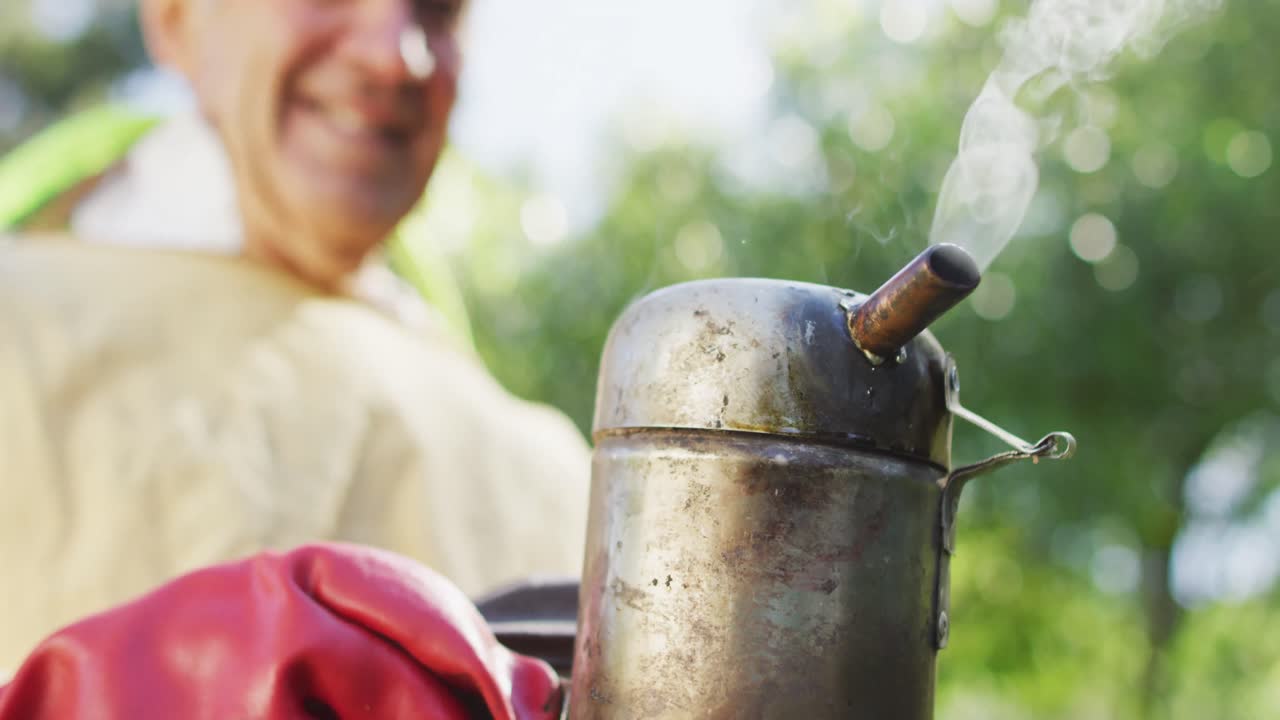 보호 의복 을 입은 백인 남성  ⁇ 벌 키우는 사람