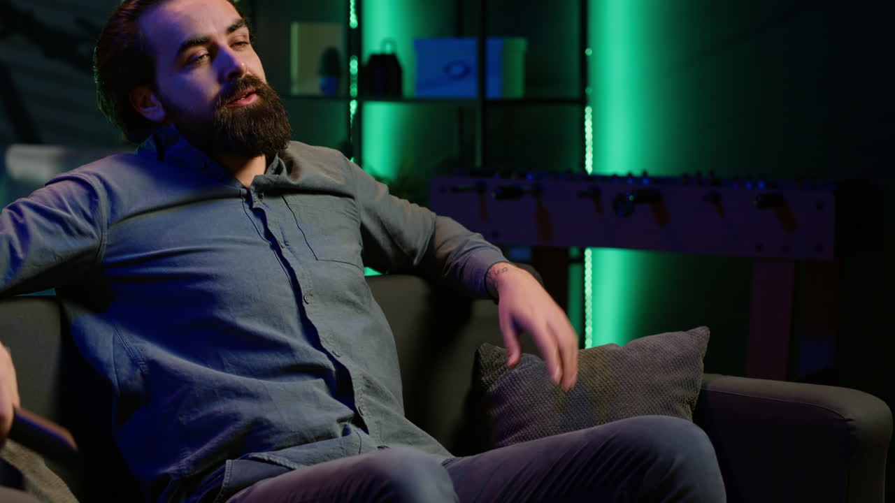 partidario molesto viendo un partido deportivo, apagando la televisión en frustración