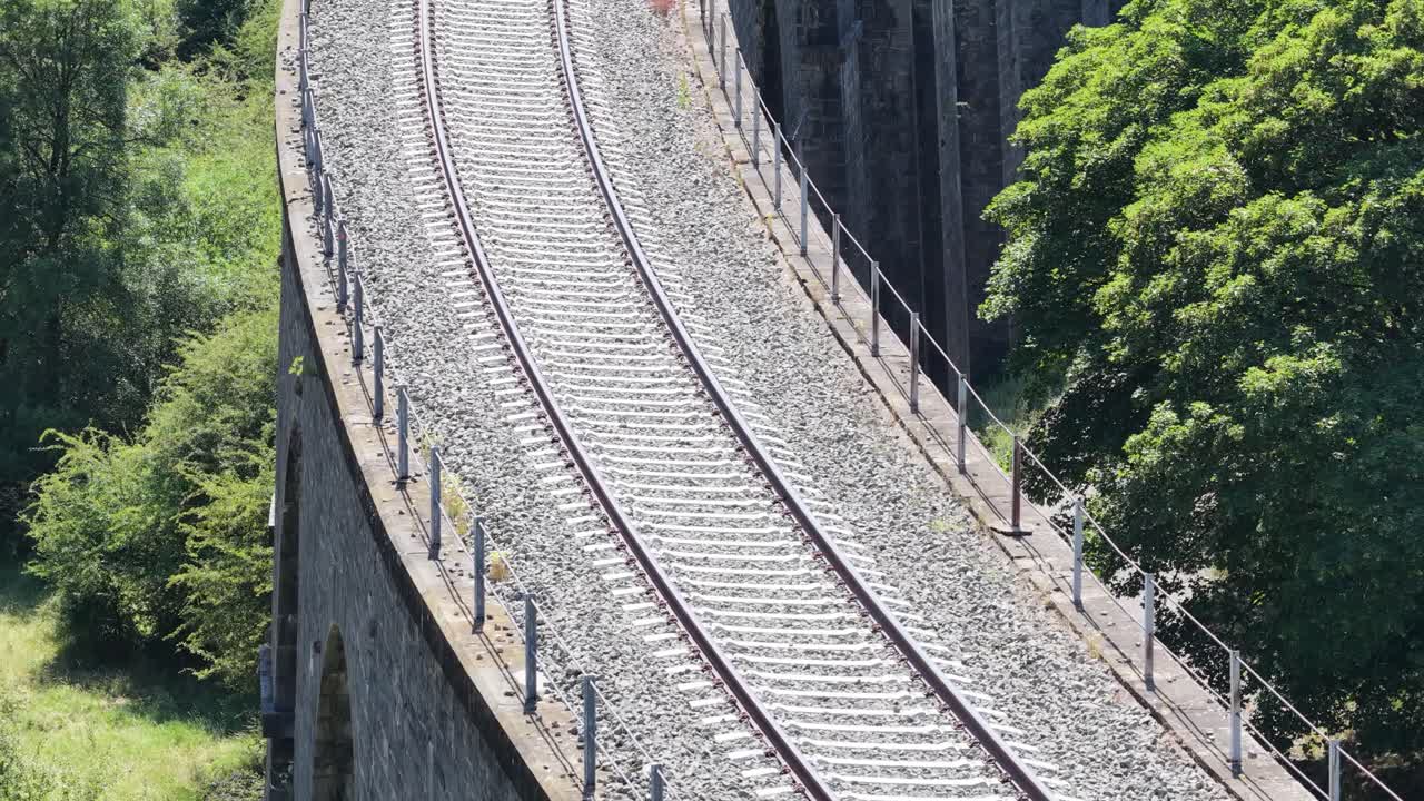 Jalur kereta api di atas jembatan