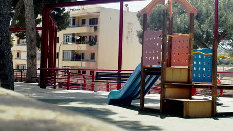 patio de recreo vacío entre edificios de apartamentos