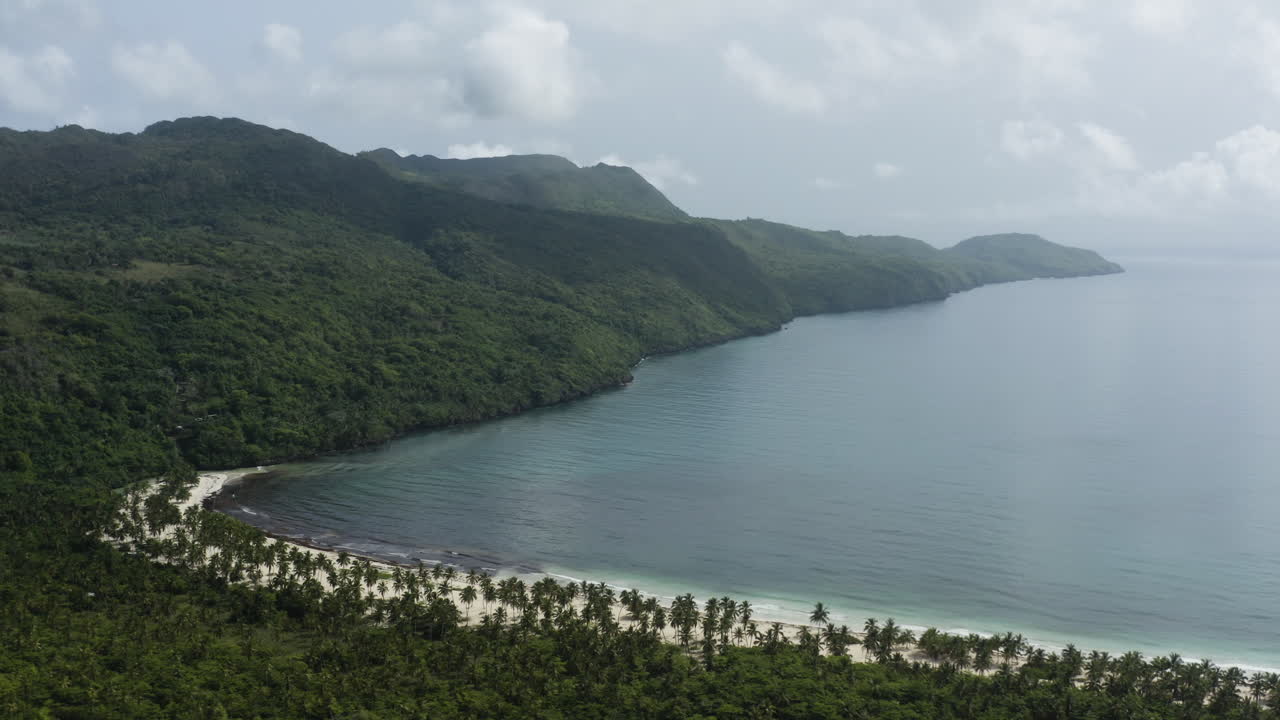 aéreo - playa de arena blanca, colinas, playa de playa rincón, república dominicana, camión a la izquierda
