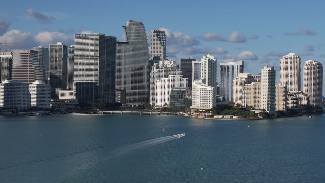 마이애미 금융 지구와 브리 키, 전면에 보트와 함께 은 날에 공중 드론 뷰