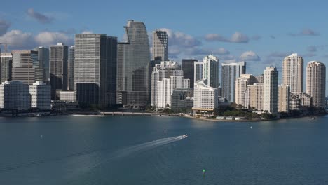 distrito financiero de miami y brickell key, vista aérea de un dron en un día soleado con un barco en primer plano