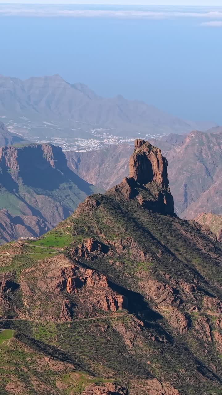 Vista aerea mozzafiato di Roque Bentayga, una splendida formazione rocciosa vulcanica incastonata al centro di Gran Canaria, Isole Canarie, Spagna.