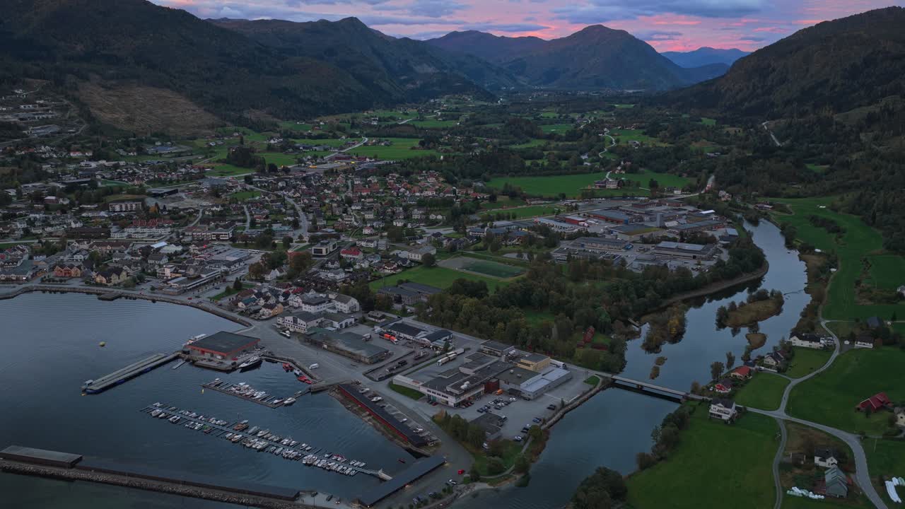 Tranquilla vista al tramonto della città di Nordfjordeid in Norvegia dal cielo