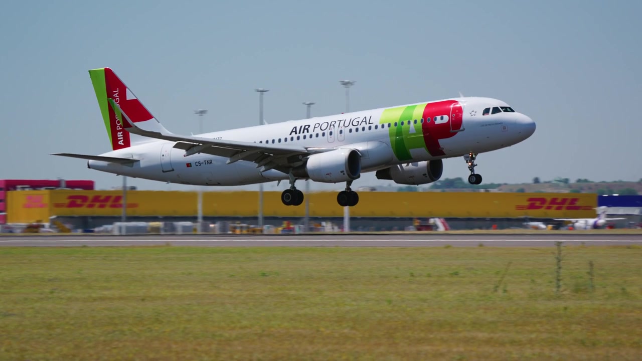 Aereo TAP Air Portugal in atterraggio all'aeroporto