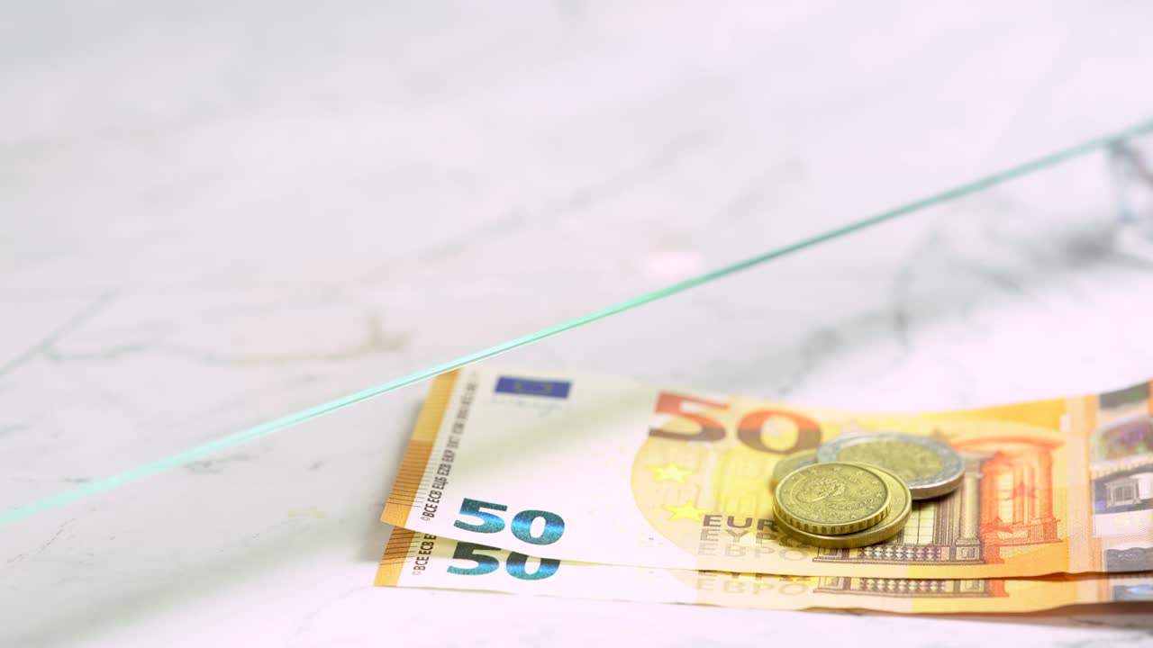 la persona paga denaro al cassiere alla finestra del reparto cassa, chiude. scambiare banconote e monete da 50 euro per comprare e vendere.