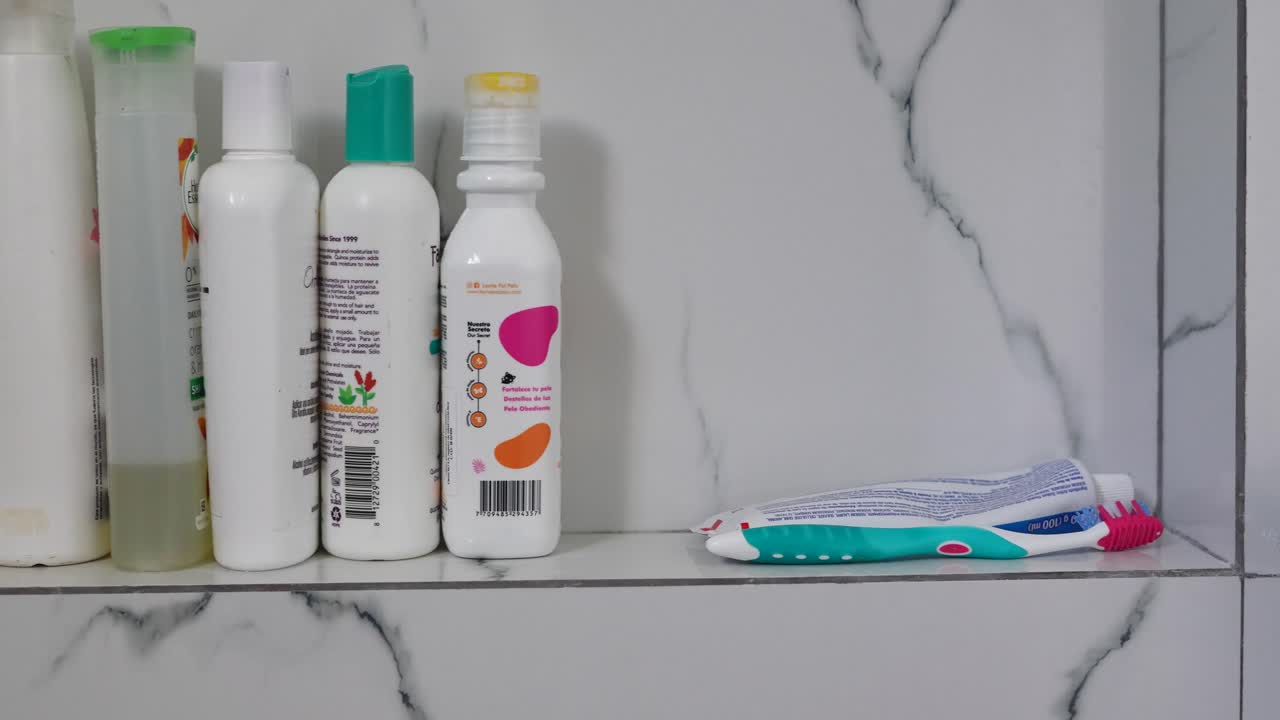 가정용 욕실에 있는 샴푸, 치약, 칫솔