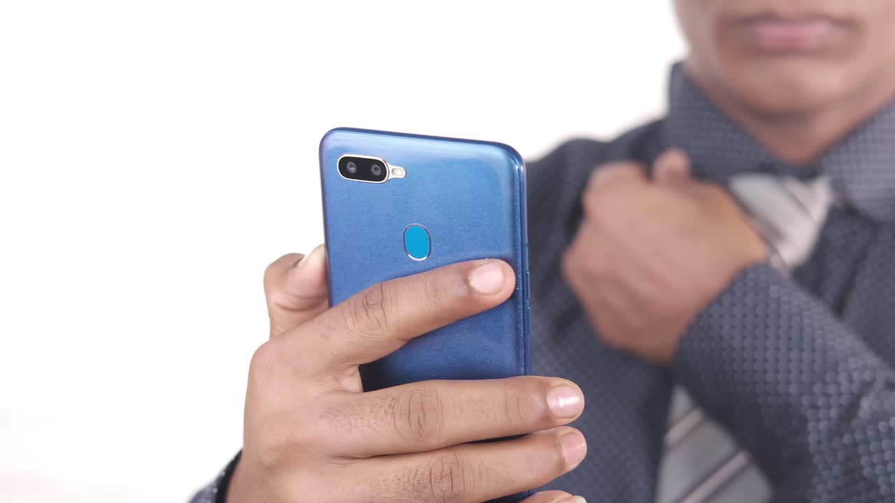 스마트 폰을 사용하는 젊은 남자