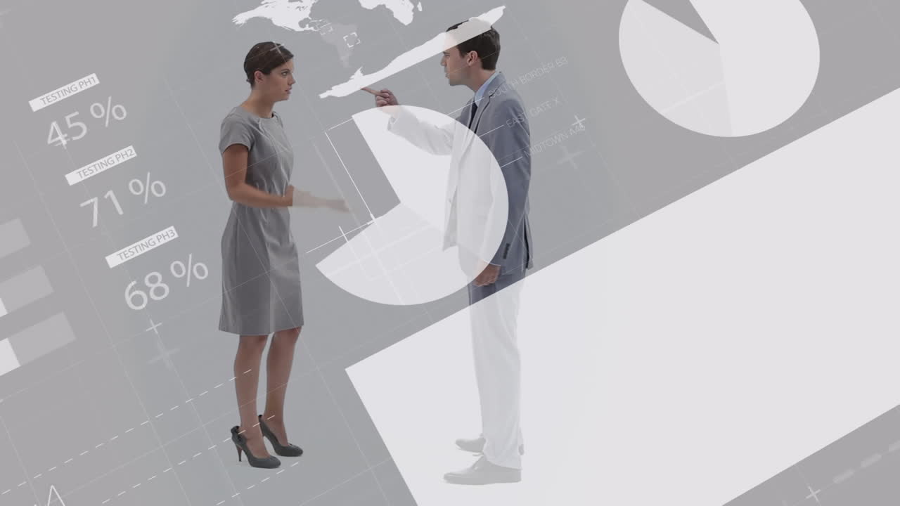 animación del procesamiento de datos financieros sobre diversas personas de negocios