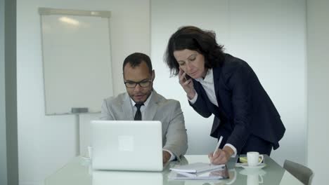 personas de negocios confiadas que trabajan en la oficina.