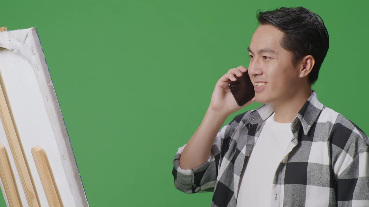 그림을 보는 동안 전화로 이야기하는 남자