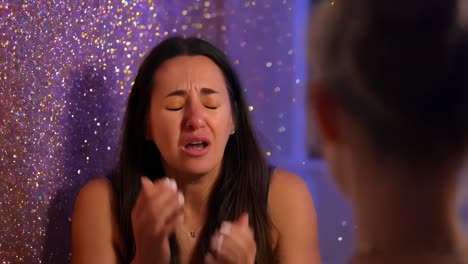 una mujer llorando de angustia.