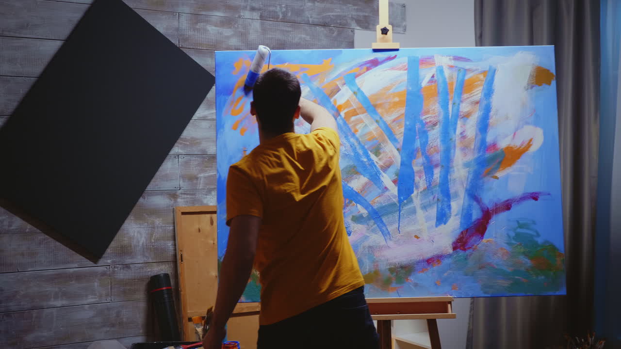 롤러로 캔버스에 그림을 그리는 것