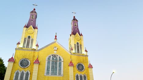 Toma-Panorámica-Frente-A-La-Iglesia-Patrimonial-De-Castro,-Día-Soleado-En-Chiloé,-Chile.