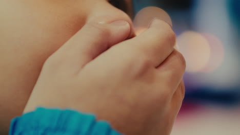 asombrado niño asiático poco sorprendido niños lindos divertido por algo borroso fondo bokeh de cerca de la boca apertura y cubierta con la mano